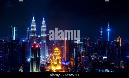 Kuala Lumpur, Malaysia - 28. Dezember 2019: Blick auf Die Petronas Twin Towers nachts. Die Skyline der Stadt Kuala Lumpur in der Nacht. Stockfoto