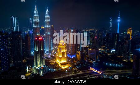 Kuala Lumpur, Malaysia - 28. Dezember 2019: KL Tower und Petronas Twin Towers. Berühmtes Wahrzeichen von Kuala Lumpur in der Nacht. Die Skyline der Stadt Kuala Lumpur. Stockfoto