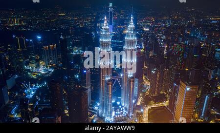 Kuala Lumpur, Malaysia - 28. Dezember 2019: Skyline der Stadt Kuala Lumpur in der Nacht. Petronas Twin Towers nachts. Stockfoto