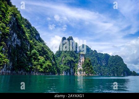 Kuppen des Cheow LAN Lake, Nationalpark Khao Sok, Thailand Stockfoto