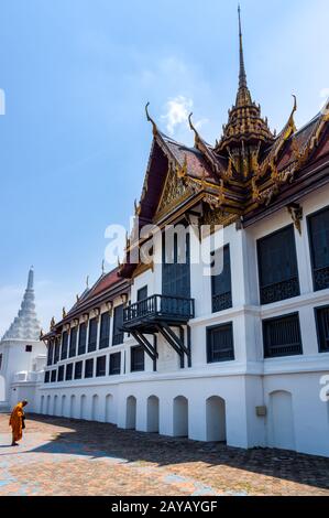 Bangkok, Thailand, März 2013 Single Thai Monk Praying vor Grand Palace Stockfoto