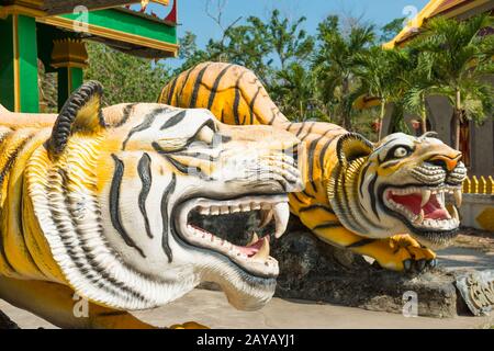 Statuen von Tigern im buddhistischen Tempel in Thailand Stockfoto