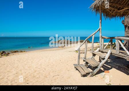 Blick auf den Sandstrand und Hütte am tropischen Insel. Stockfoto