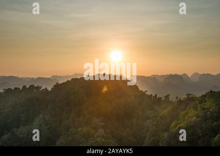 Tropische Landschaft mit steilen Bergen bei Sonnenuntergang Stockfoto