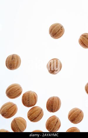 Der hausgemachte Cookies Walnüsse auf einem weißen Hintergrund. Stockfoto