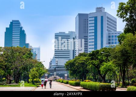 Blick auf die Wolkenkratzer in Bangkok vom Stadtpark Lumpini, grüne Oase in der modernen geschäftigen Stadt Stockfoto