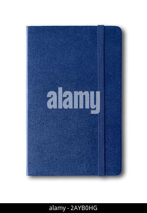 Geschlossenes Notebook in Marineblau isoliert auf Weiß Stockfoto