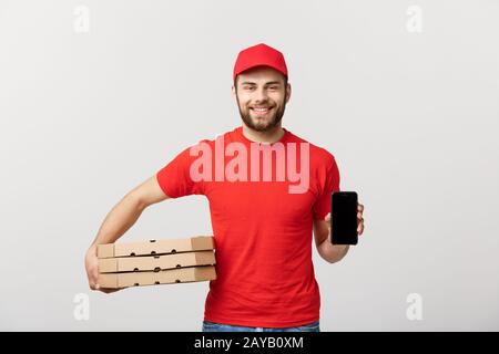 Pizza Mann hält eine mobile und Pizzakartons über weißen Hintergrund. Stockfoto