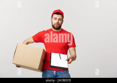 Lieferung Konzept: Junge hübsche Delivery Man mit Papier Boxen geben Ihnen ein Dokument signieren Stockfoto