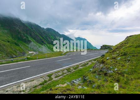 Alpenstraße durch das Bergtal. Epischer Blick auf die transfagarasan-route. Beliebtes Reiseziel. Wunderschöne Landschaft der fagaras-berge, rumänien. Stockfoto