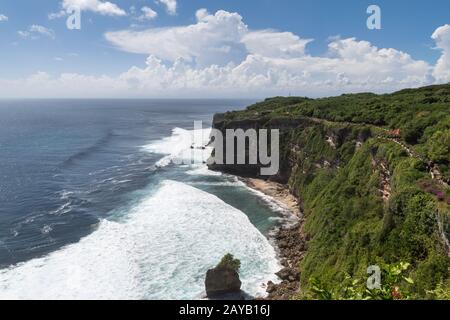 bali uluwatu Klippe mit blauem Meer Stockfoto