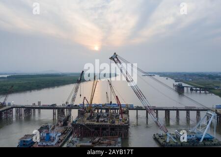 Brückenbaustelle in der Dämmerung Stockfoto