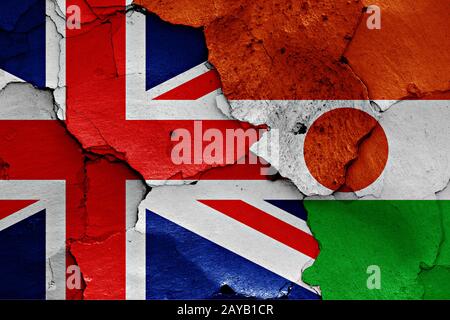 Flagge von Großbritannien und Niger auf gerissene Wand gemalt Stockfoto