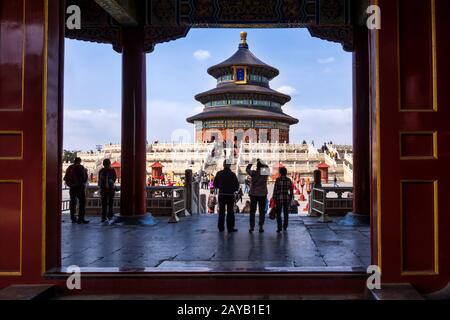 Touristen, die vor dem Himmelstempel fotografieren, sehen durch das offene Tor. Peking Stockfoto