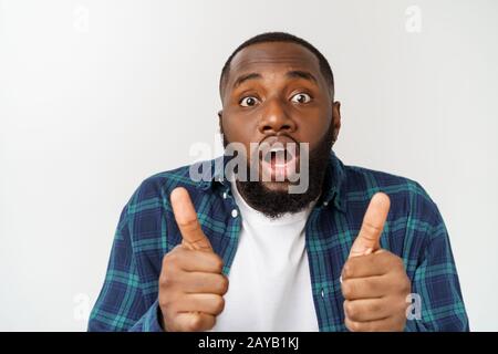 Portrait von Happy afroamerican gut aussehender bärtiger Mann Lachen und zeigen "Daumen hoch" Geste. Stockfoto