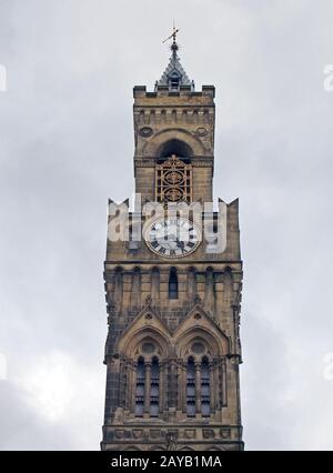 Nahaufnahme des Uhrturms der bradford-stadthalle im Westen yorkshire, einem viktorianischen Gebäude aus gothischem Erweckungssandstein Stockfoto