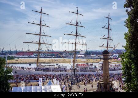 Die hohen Schiffe Rennen, hohes Schiff dar Mlodzierzy im Hafen, Massen von Touristen Stockfoto