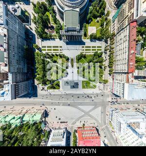 Antenne Blick auf die Stadt mit Straßen, Häuser und Gebäude. Stockfoto