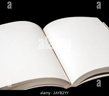 Leeres Buch auf schwarzem Hintergrund öffnen Stockfoto