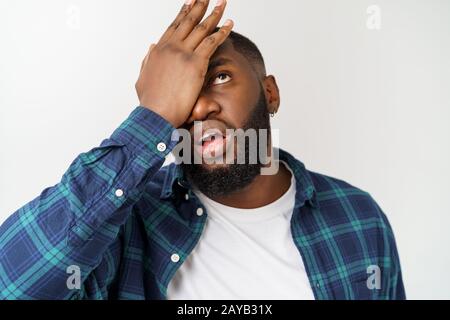 Studio shot der jungen schönen afrikanischen Menschen gegen den weißen Hintergrund. Stockfoto