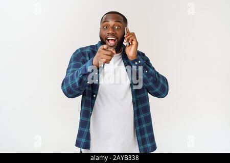 Junge schwarze Mann lächelnd und Gespräch am Handy. Stockfoto