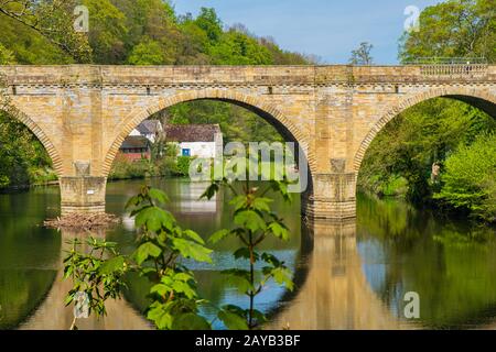 Prebieds Bridge, eine von drei Steinbogenbrücken, die River Wear in Durham, England, überqueren Stockfoto