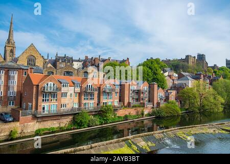 Traditionelle Gebäude am Ufer des River Wear, Durham, England Stockfoto