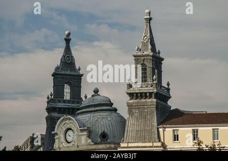 Der alte Hotelgebäude mit Uhr an bewölkten Himmel Hintergrund Stockfoto