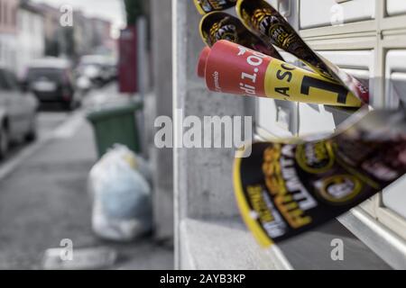 Viele Flugblätter in der Mailbox Stockfoto