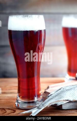 Getrocknete Roach und Bier in große Gläser Stockfoto