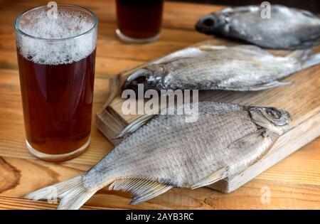 Zwei Gläser Bier und getrockneten Fisch. Stockfoto