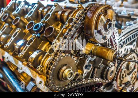 v8-Motor aus dem Auto, das in der Garage umgebaut wird Stockfoto