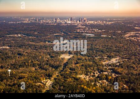 skyline der stadt atlanta und Vororte vom Flugzeug Stockfoto