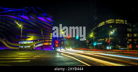 Los Angeles, Kalifornien, USA, November 2018: Das Petersen Automotive Museum befindet sich nachts am Wilshire Boulevard Stockfoto