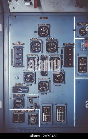 Altes Flugzeugbedienfeld im Cockpit Stockfoto