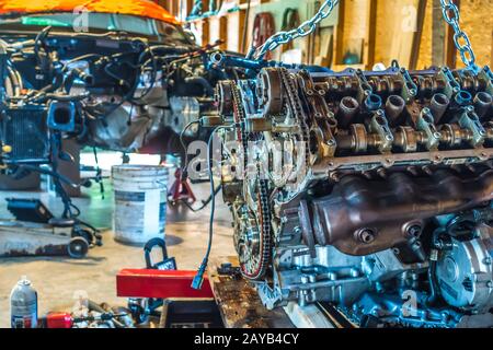 v8-Motor aus dem Auto, das in der Garage umgebaut wird Stockfoto