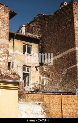 Alten grunge vernachlässigten städtischen Gebäude Rückseite anzeigen Stockfoto