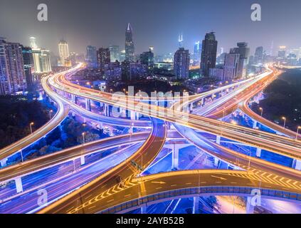 Nachtansicht des Autobahnkreuzes Stockfoto
