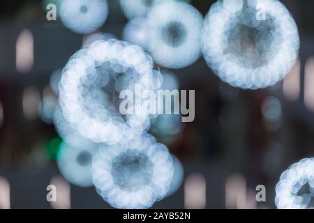 Nachtlicht verwackelt den Hintergrund Stockfoto