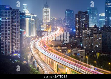 Viaduktstraße durch die Innenstadt Stockfoto