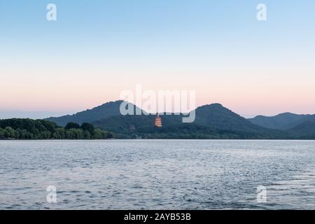 hangzhou West Seenlandschaft in Einbruch der Dunkelheit Stockfoto