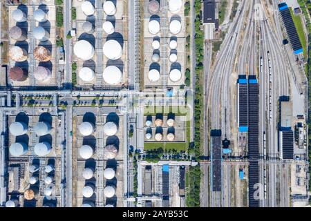Ölraffinerie und Eisenbahn-Rangierbahnhof Stockfoto