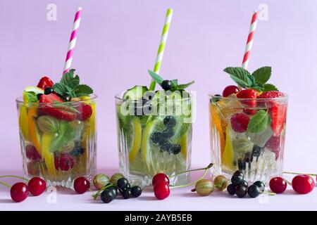Hausgemachte Sommer erfrischenden Cocktail von Früchten und Beeren. Stockfoto