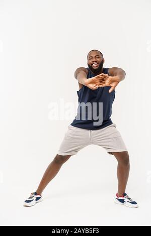 Afrikanischen sport Mann Training und Stretching auf weißem Hintergrund Stockfoto