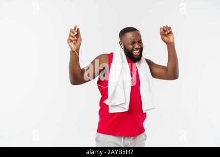 Schöne afrikanische amerikanische Mann hören Musik auf seinem mobilen Gerät nach dem Sport ausüben. Stockfoto