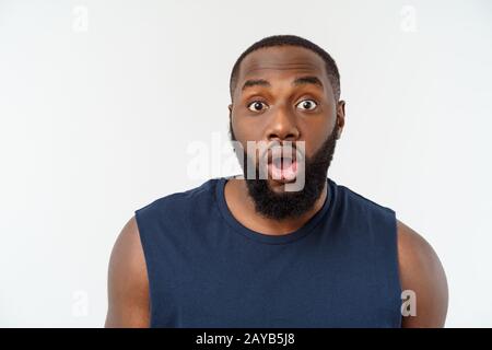 Junge fitness afrikanischen schwarzen Mann im Sport tragen jubelnde sorglos und aufgeregt. Sieg Konzept. Stockfoto