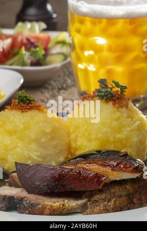 Bayerischer Schweinebraten mit Knödeln Stockfoto