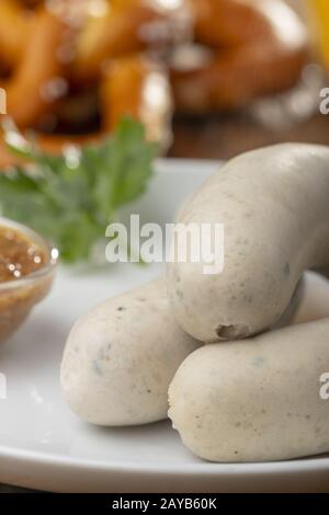 Bayerische Kalbswurst mit Brezel Stockfoto