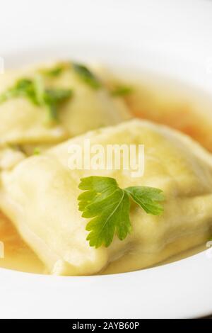 Schwäbische Maultaschen in Brühe Stockfoto