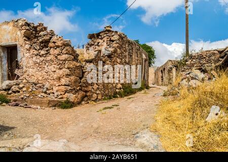 Alte verlassene Stadt. Enge Straße im alten griechischen Dorf. Stockfoto